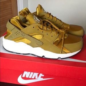 Women’s Nike Air Huarache Bronzine Size 10